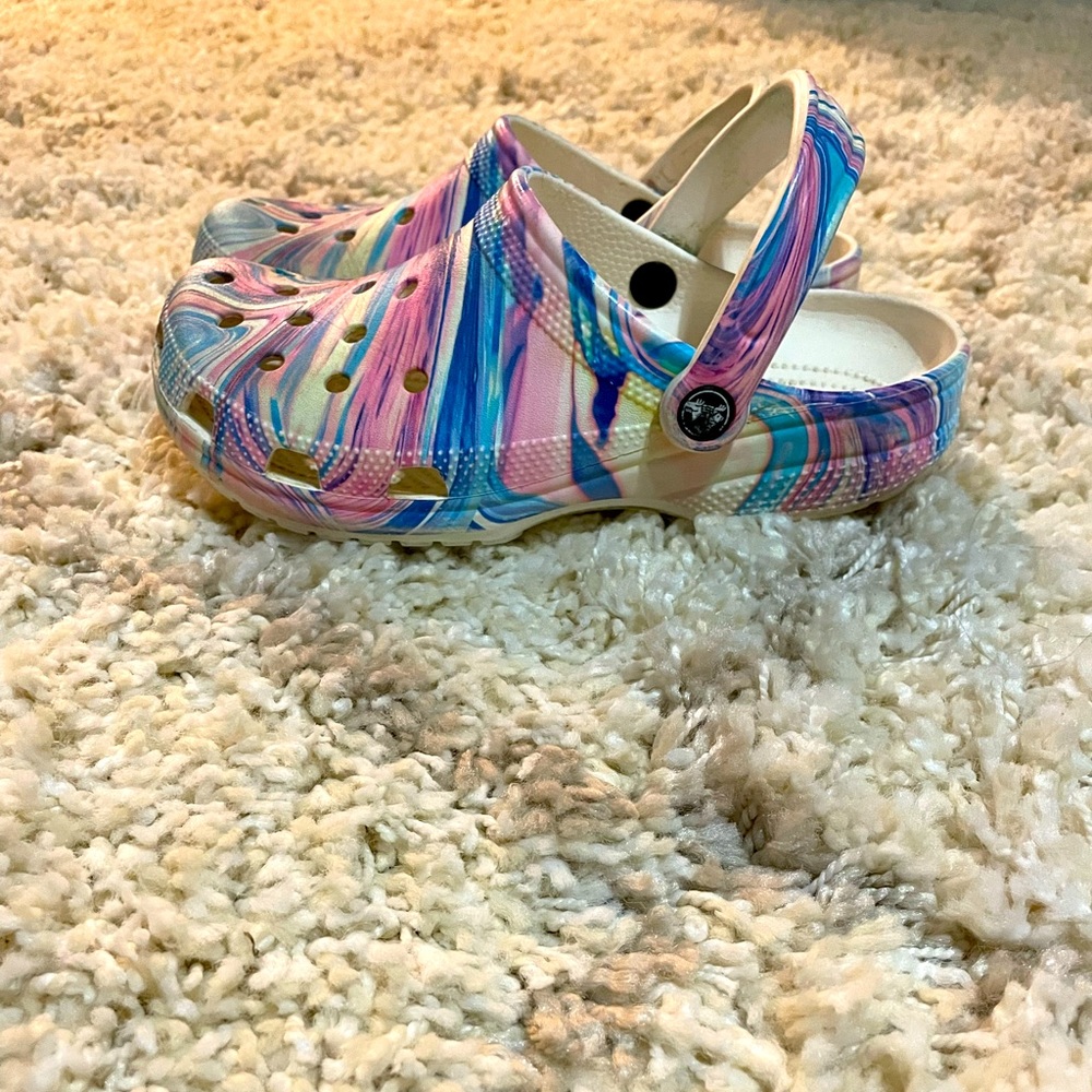 Crocs Marble Tie Dye.